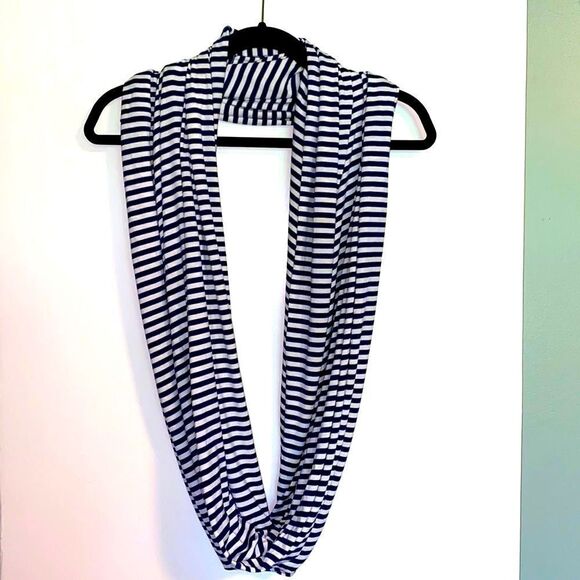 Calvin Klein navy & white stripe soft infinity - Picture 7 of 11